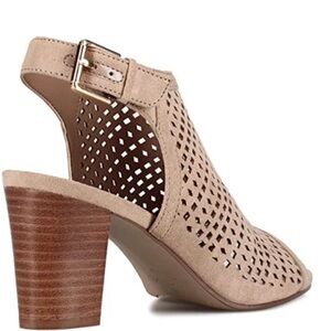 Unisa “Unpryce” Perforated Tan Sandal Stacked 3” Heels ~ Open Toe Size: 8